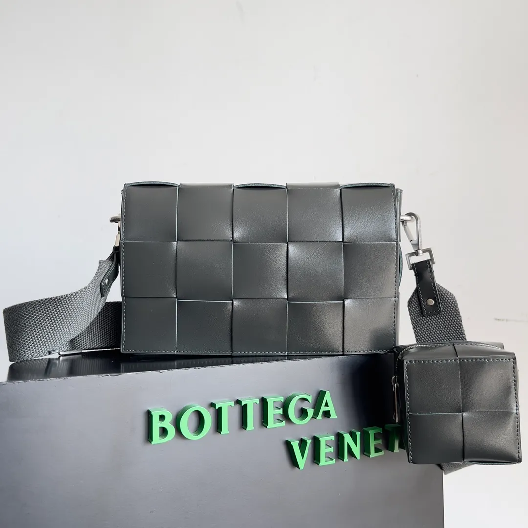 Batch 2120 bv two-in-one cassette bag has a more casual and casual cool. The leather is stiff and has a slight leather luster. Different colors are available. 🙈 The crossbody bag that handsome guys love to carry when going out is super handsome. It is fashionable and fashionable~ The capacity is very sufficient for daily commuting. The small bag can hold headphones. One bag is multi-purpose! ! Style number: 741777 Size: 26*16*6.5cm